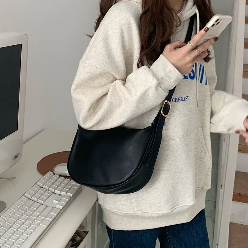 Senior sense niche small female 2025 hot new fashion casual black single shoulder crossbody all match dumpg bag