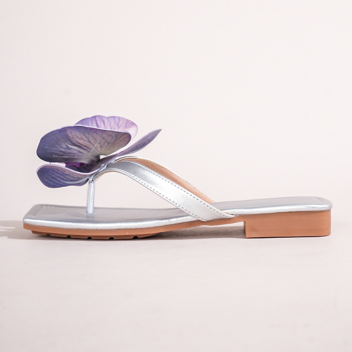 Women's flat slippers simulation flower decorative sandals flip-flops square head silver Middle Eastern and American sandals