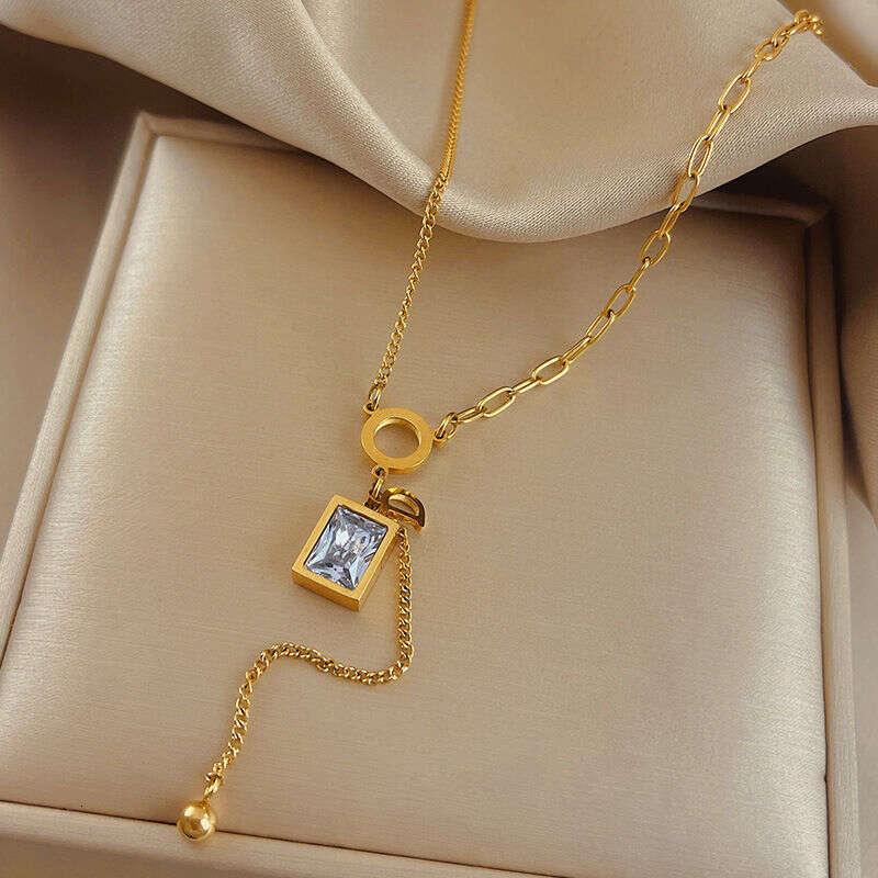 Hot Designer Necklace For Women Moissanite pendant Chain Fashionable and niche stainless steel gold geometric peach heart pendant necklace Light Luxur