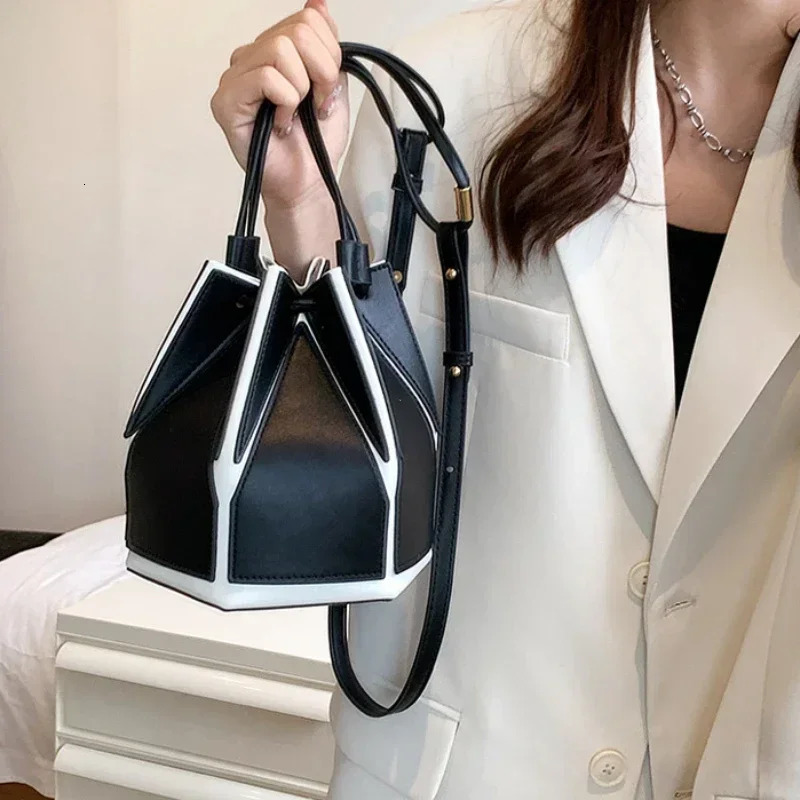 Womens Niche Foldable Bag Multifunctional Messenger Bag Portable Bag High Quality Summer 2025 Purses and Handbags 250207