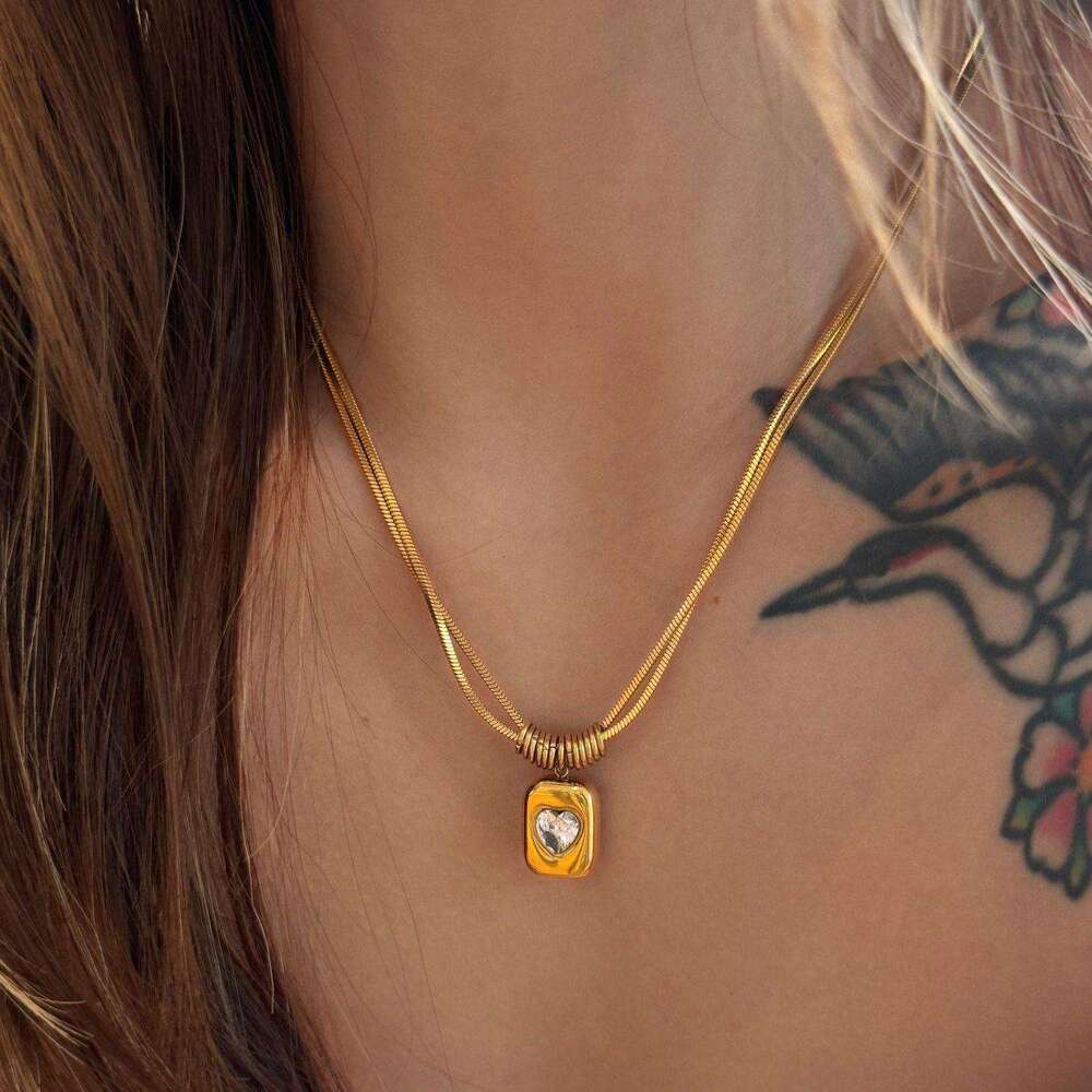 Hot Designer Necklace For Women Moissanite pendant Chain Fashionable and niche stainless steel gold geometric peach heart pendant necklace Light Luxur