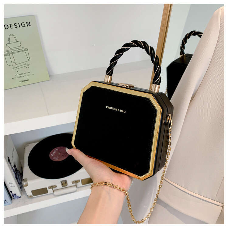 Niche chain design crossbody bag, fashionable high-end women's handbag, simple and versatile, socialite style small square bag