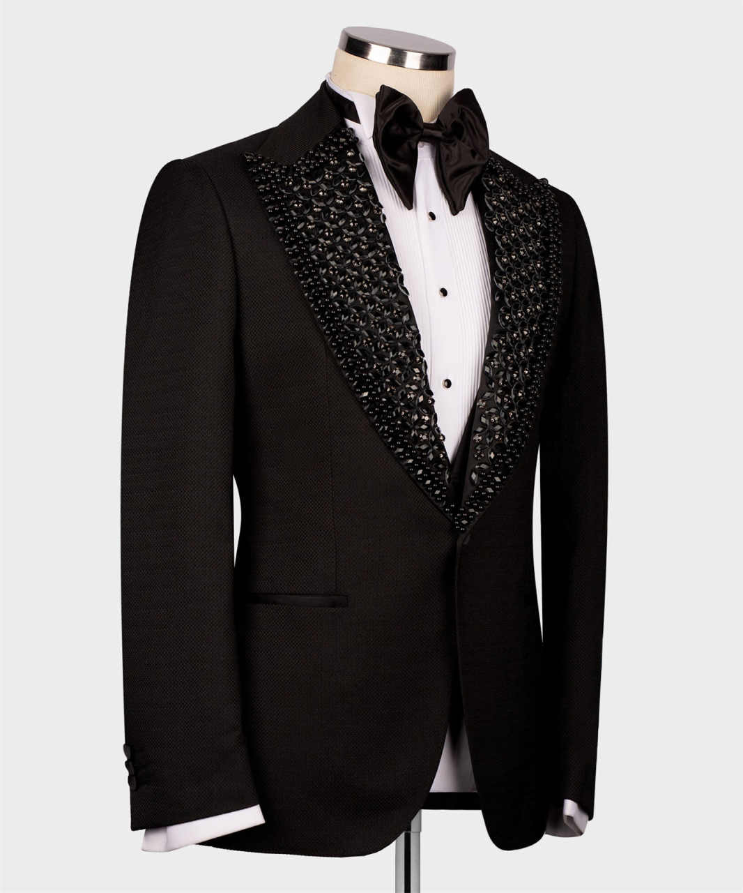 2025 New Fashion Handsome Slim Fit Groom Tuxedos Mans Suits Jackets One Button Business Casual Suit Shawl Lapel Beading Bridegroom Tailor Custom Made