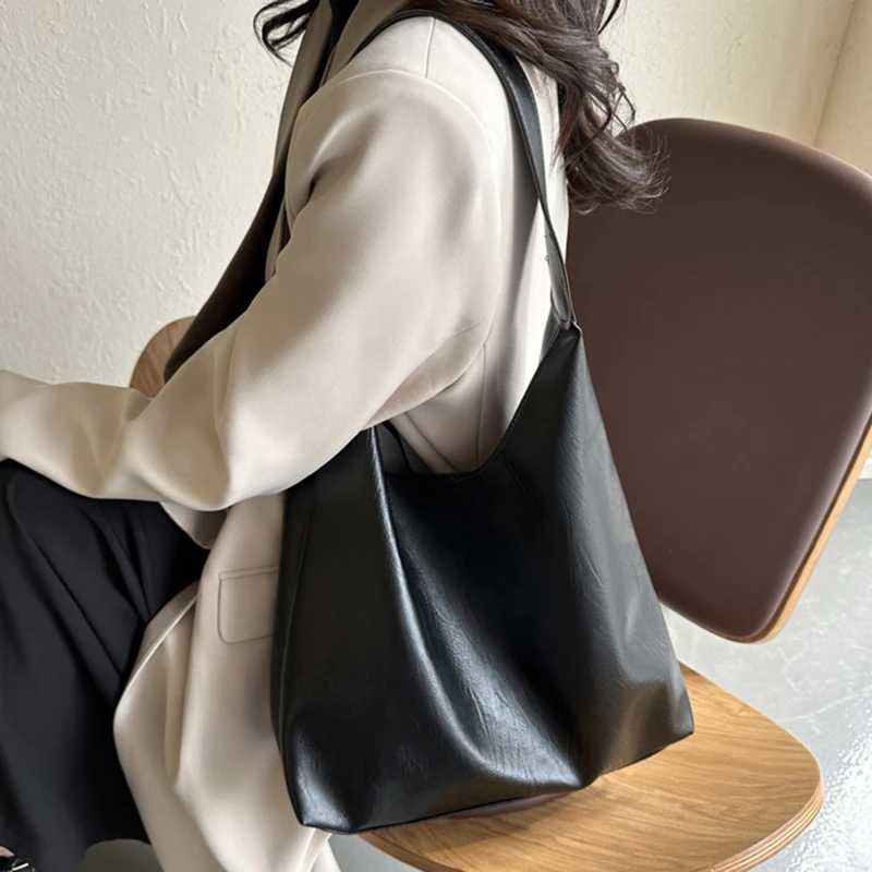 Retro soft PU leather womens shoulder bag commuting large handbag womens casual handbagXJ250412