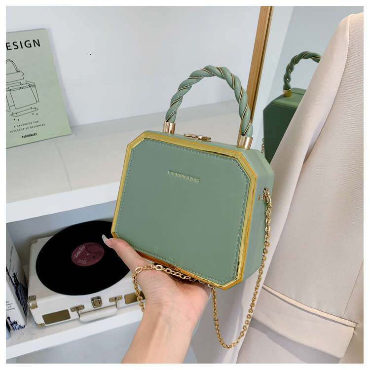 Niche chain design crossbody bag, fashionable high-end women's handbag, simple and versatile, socialite style small square bag