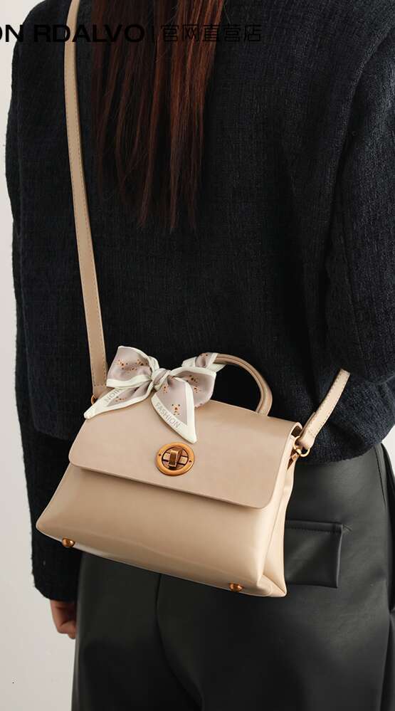Women's Bags UR Simple and Stylish Handheld Small Square for Women New Style Super Popular Versatile Commuter Luxury Single Shoulder Crossbody Ba