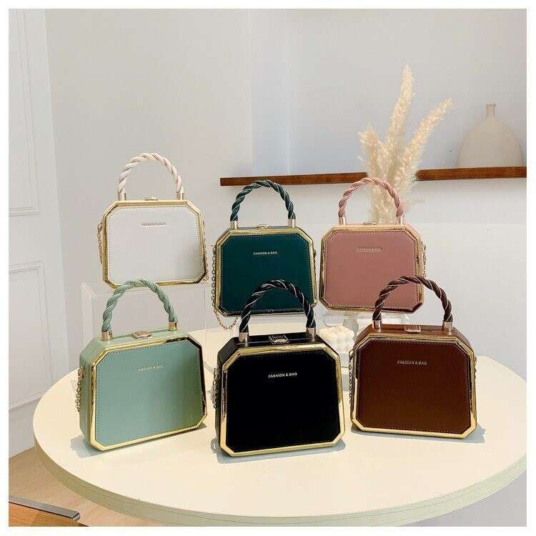 Niche chain design crossbody bag, fashionable high-end women's handbag, simple and versatile, socialite style small square bag
