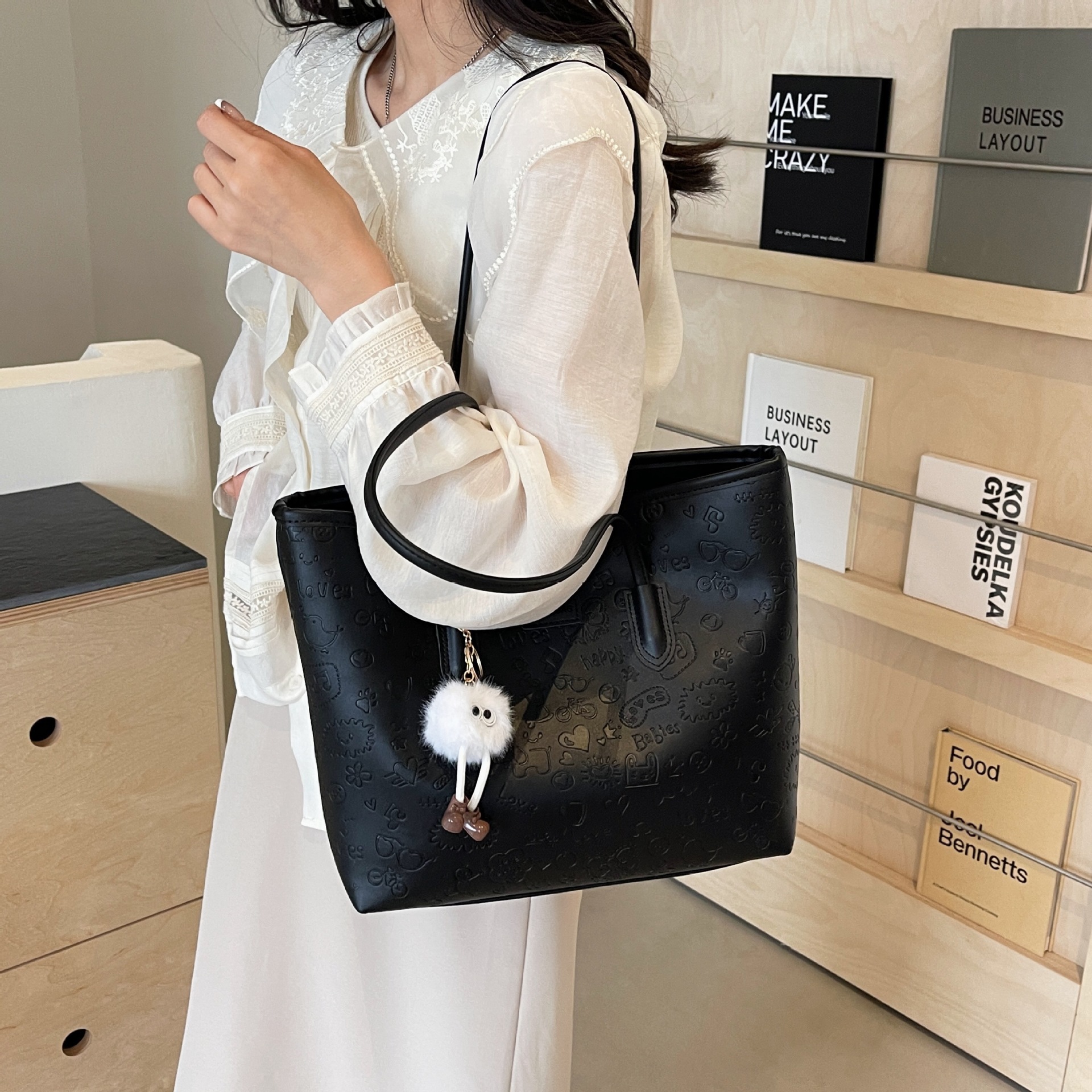 Popular large capacity bag female 2025 new spring summer sense hand bill shoulder bag commuter Tote bag