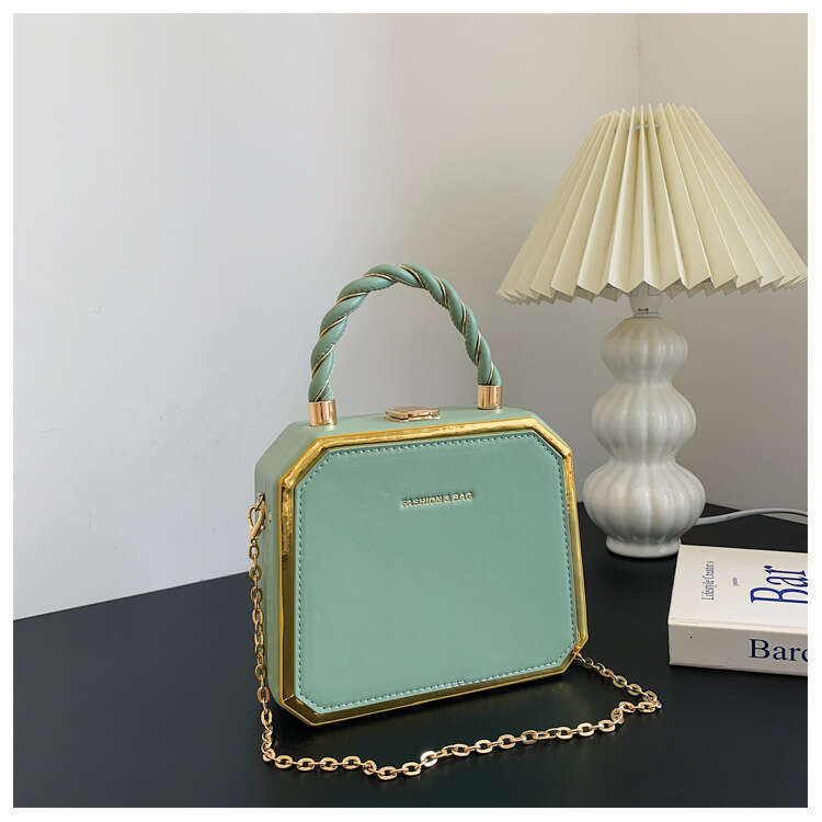 Niche chain design crossbody bag, fashionable high-end women's handbag, simple and versatile, socialite style small square bag
