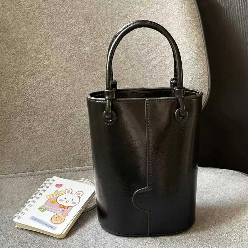 2024 New Fi Bucket Shoulder Bag Fashionable and Elegant Womens Cross body Handbag Womens Handbag Shoulder BagXJ250412