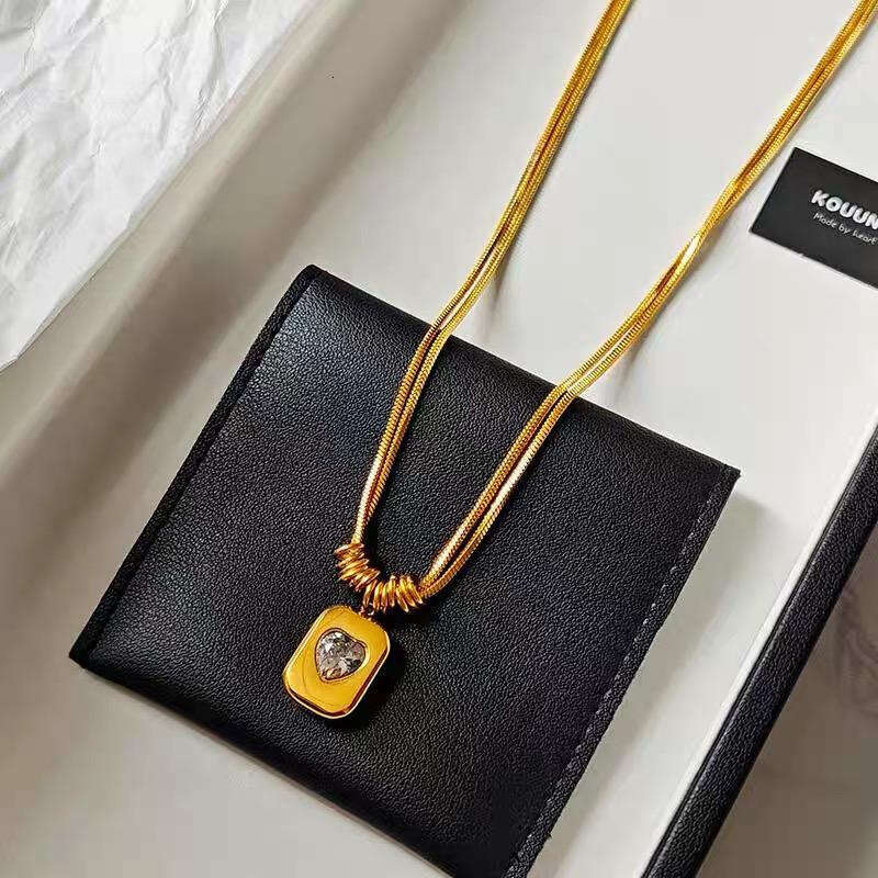 Hot Designer Necklace For Women Moissanite pendant Chain Fashionable and niche stainless steel gold geometric peach heart pendant necklace Light Luxur