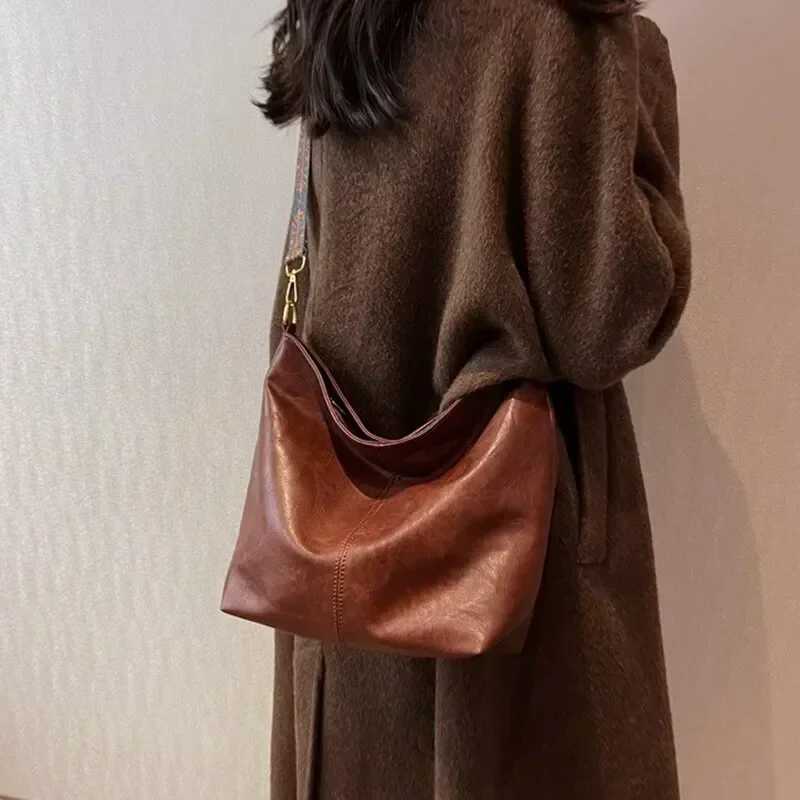 Womens Fi Shoulder Sling Bag Vintage Brown PU Leather High-Capacity Simple Wide Strap Bucket Crossbody Female Commuter BagsXJ250211