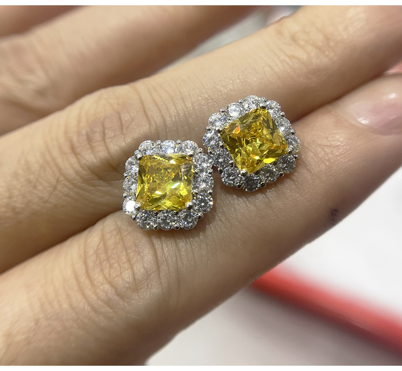 2025 Sparkling Stud Earrings Luxury Jewelry 925 Sterling Silver Princess Cut Lab Yellow Moissanite Diamond Party Lady Women Wedding Flower Earring Gif