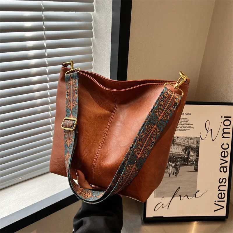 Womens Fi Shoulder Sling Bag Vintage Brown PU Leather High-Capacity Simple Wide Strap Bucket Crossbody Female Commuter BagsXJ250211