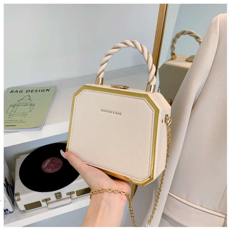 Niche chain design crossbody bag, fashionable high-end women's handbag, simple and versatile, socialite style small square bag