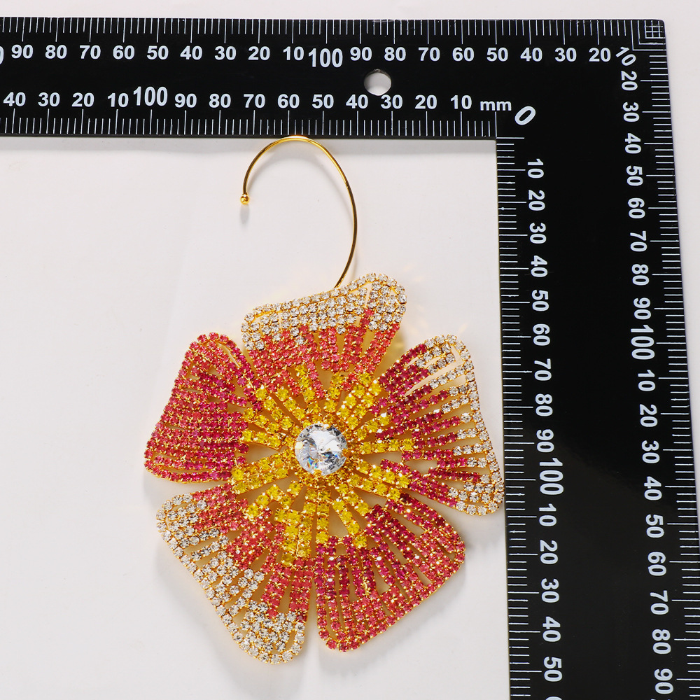 Women's Earrings 2PCS/LOT Flower Rhinestone Earrings with Exaggerated Pearl Accents Vintage Stage Accessories