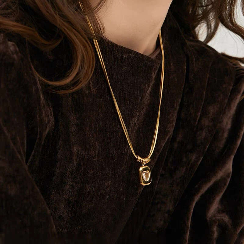 Hot Designer Necklace For Women Moissanite pendant Chain Fashionable and niche stainless steel gold geometric peach heart pendant necklace Light Luxur