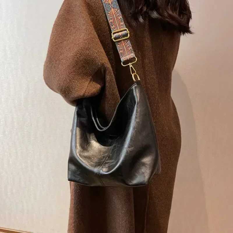 Womens Fi Shoulder Sling Bag Vintage Brown PU Leather High-Capacity Simple Wide Strap Bucket Crossbody Female Commuter BagsXJ250211