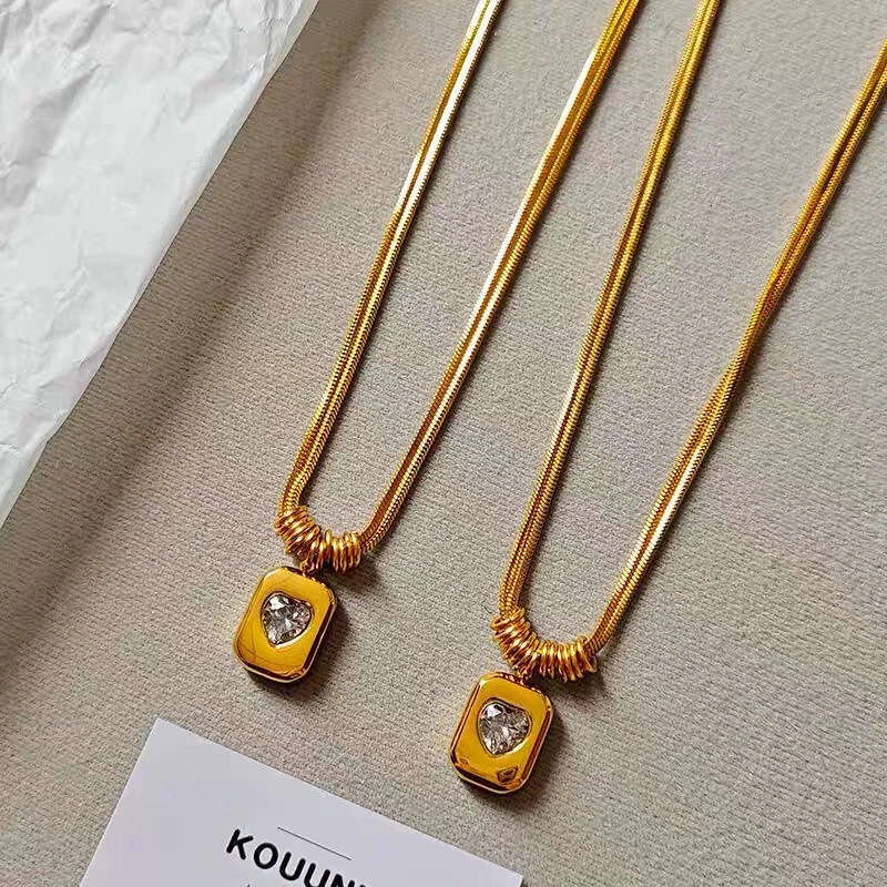 Hot Designer Necklace For Women Moissanite pendant Chain Fashionable and niche stainless steel gold geometric peach heart pendant necklace Light Luxur