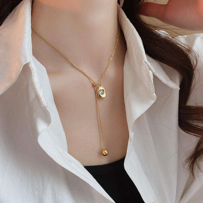 Hot Designer Necklace For Women Moissanite pendant Chain Fashionable and niche stainless steel gold geometric peach heart pendant necklace Light Luxur