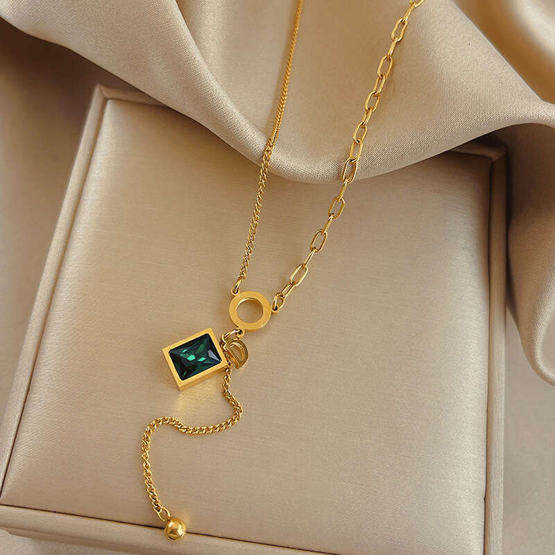 Hot Designer Necklace For Women Moissanite pendant Chain Fashionable and niche stainless steel gold geometric peach heart pendant necklace Light Luxur