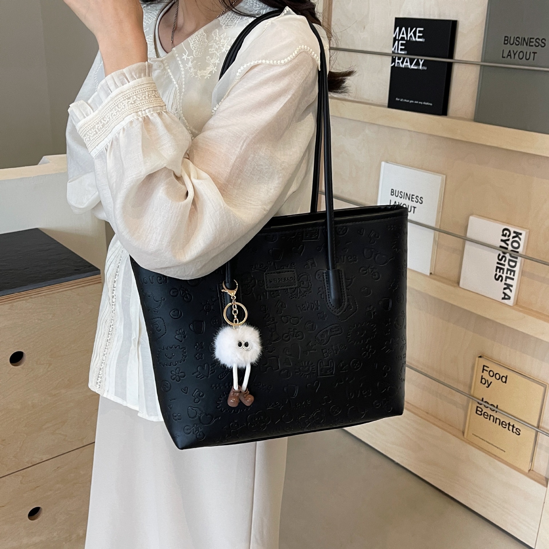 Popular large capacity bag female 2025 new spring summer sense hand bill shoulder bag commuter Tote bag