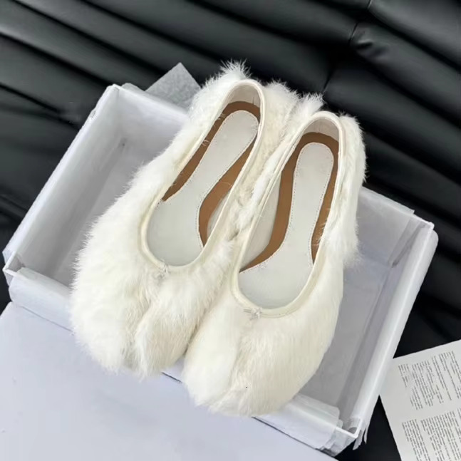 Autumn and Winter New Split Toe Hairy Shoes, Flat Casual Outdoor Wear Warm Home, Real Fur Slippers, Women's Shoes 250318
