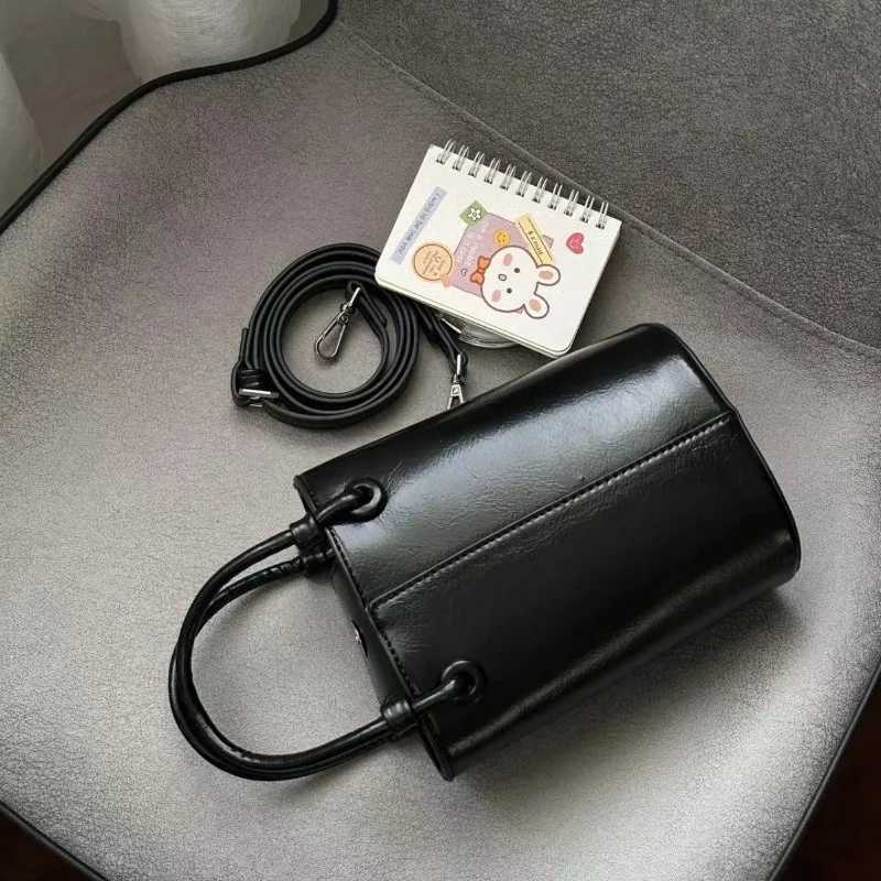 2024 New Fi Bucket Shoulder Bag Fashionable and Elegant Womens Cross body Handbag Womens Handbag Shoulder BagXJ250412