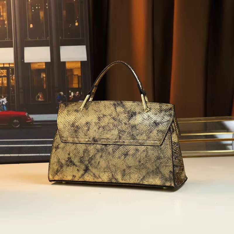 Elegant And High-End Laser Snake Pattern Crossbody Versatile Daily Commuting Bag, Elegant Women's Handbag