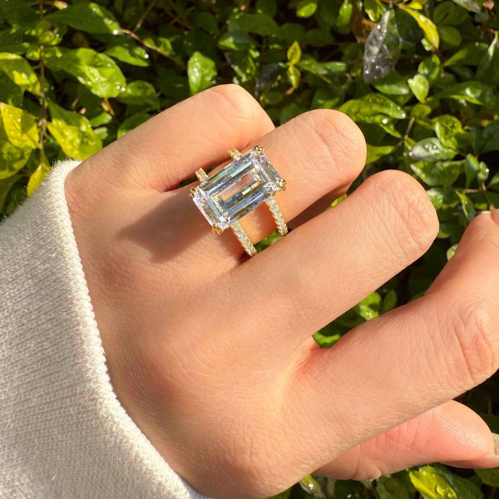 2025 Ins Top Sell Wedding Rings Luxury Jewelry 100% Real 925 Sterling Silver Gold Fill Emerald Cut White Moissanite Diamond Party Women Bridal Ring Gi