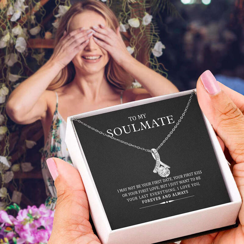 Hot Soulmate Design Touching Figure Pendant Classic Versatile Mother's Day Gift Necklace
