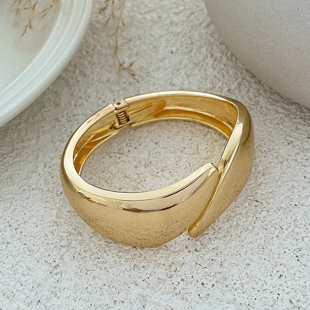 Woman fashion Jewelry Circular Alloy with Irregular Smooth Surface and Wave designer Bracelet Set