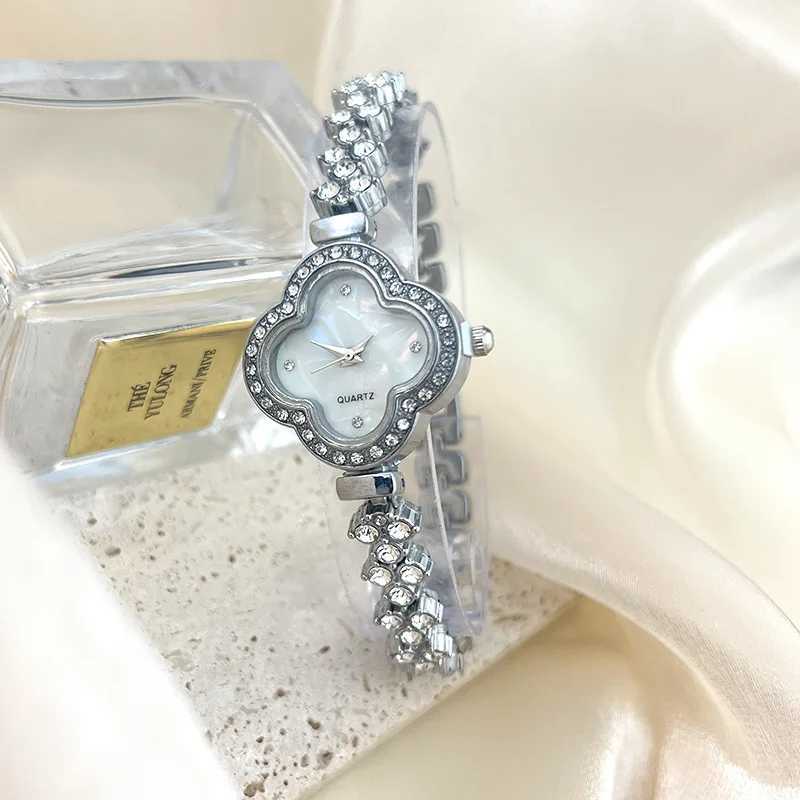 Womens Watch Brand Diamond Set Luxury Bracelet Watch Fashionable and Elegant Quartz Clock Reloj V127XJ250213