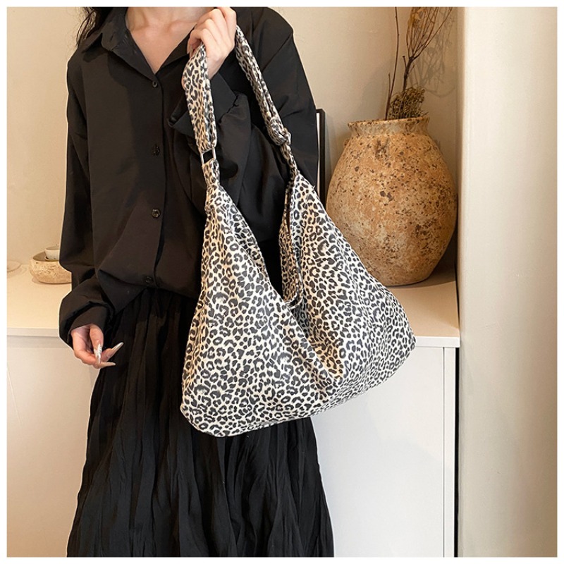 Fashionable Large Leisure Tote - Versatile Shoulder Bag Ideal for Spring Outings