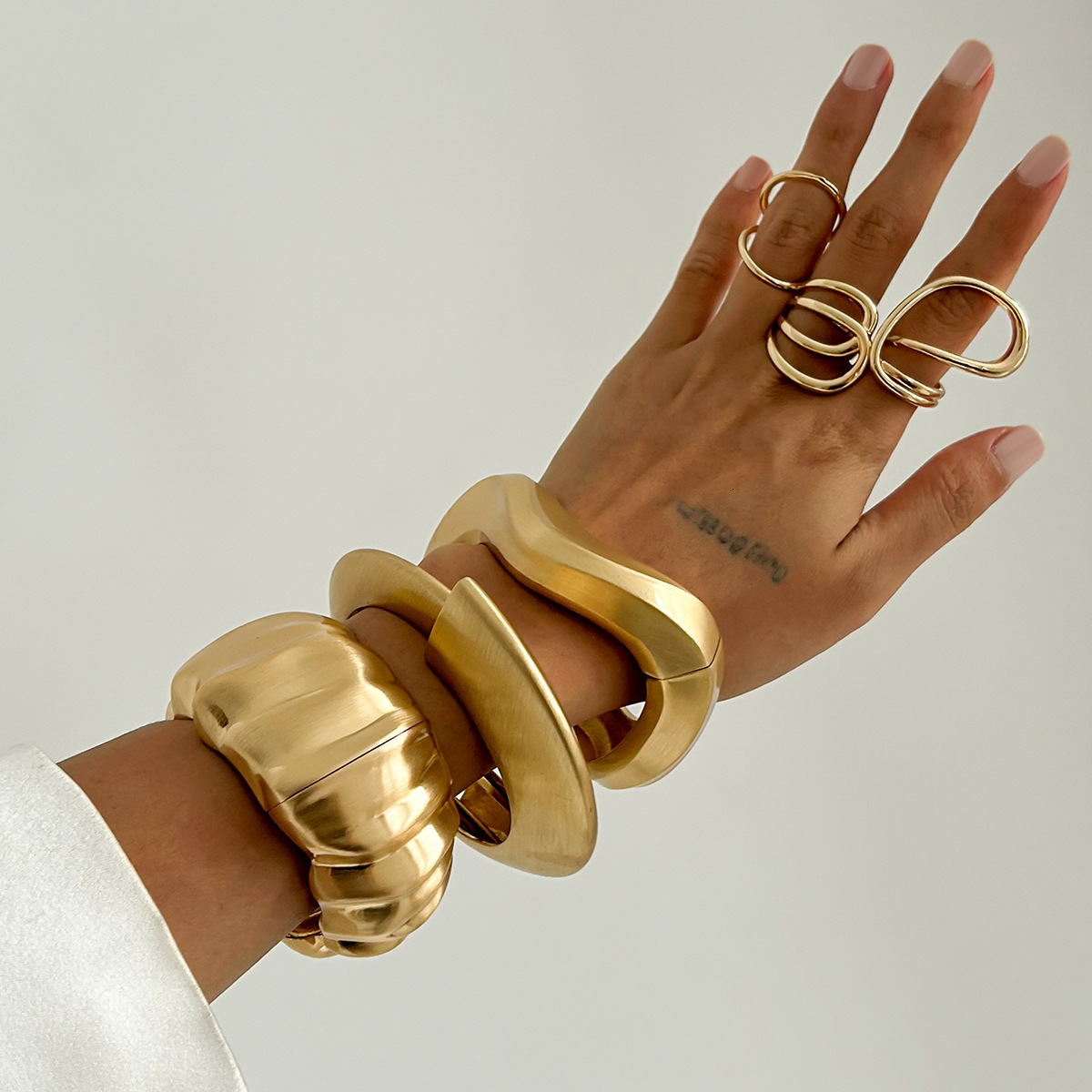 designer Woman Jewelry Fashion Irregular Wrinkle Light Style Alloy Trimmed Bracelet Set