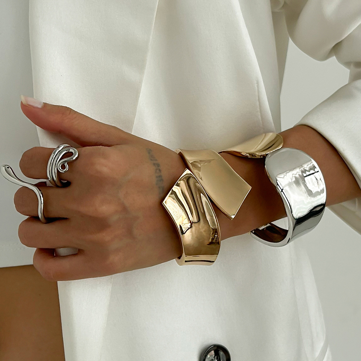designer Woman Jewelry Creative Color Contrast Ins Geometric Opening Women's Fashion Alloy Smooth Wrapped Bracelet