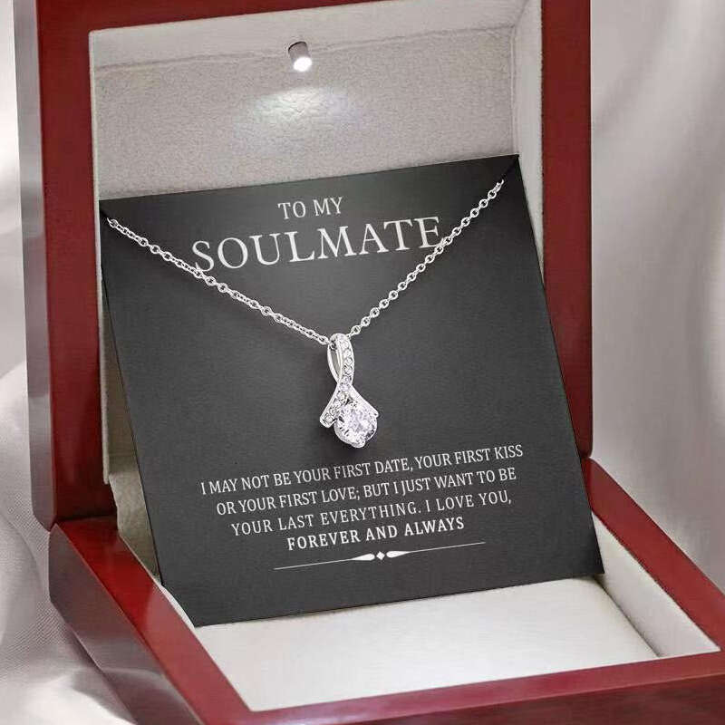 Hot Soulmate Design Touching Figure Pendant Classic Versatile Mother's Day Gift Necklace