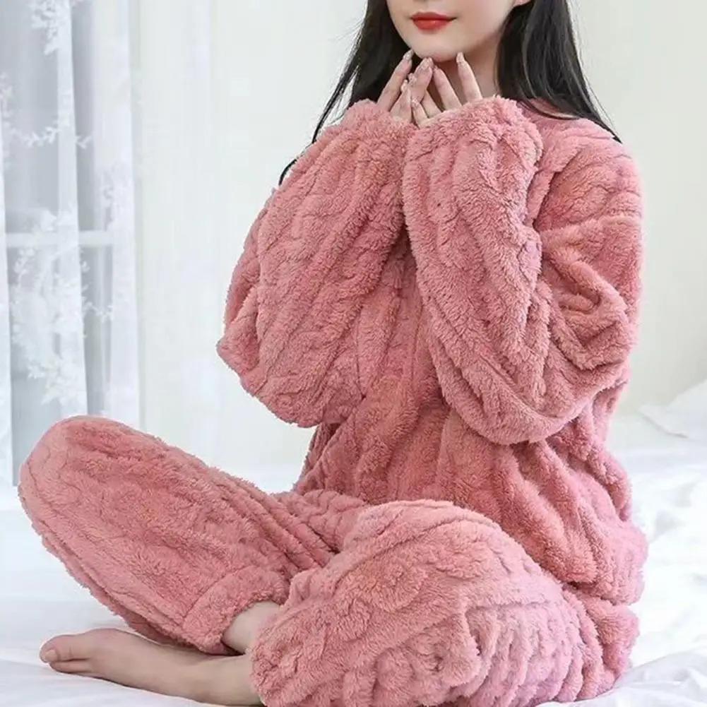 Soft and comfortable omfortablew inters leepwears ets uitablef ashionablep lushs leepwearWe aringth pperedpa ntsin au tumnis co mfor 250211