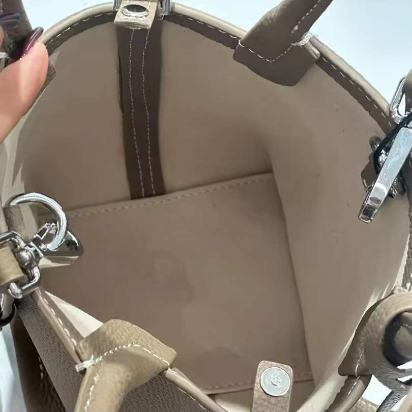 2025 New Women's Bucket Niche High-End Feel Genuine Leather Handbag Crossbody Bag From China Mainland