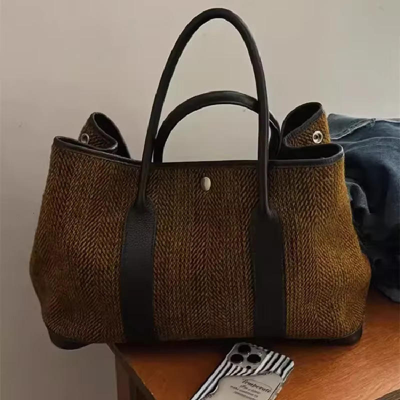 New Woven Fashion Casual Tote 2025 Summer Commuter Shoulder Personalized Large Capacity Women's Bag