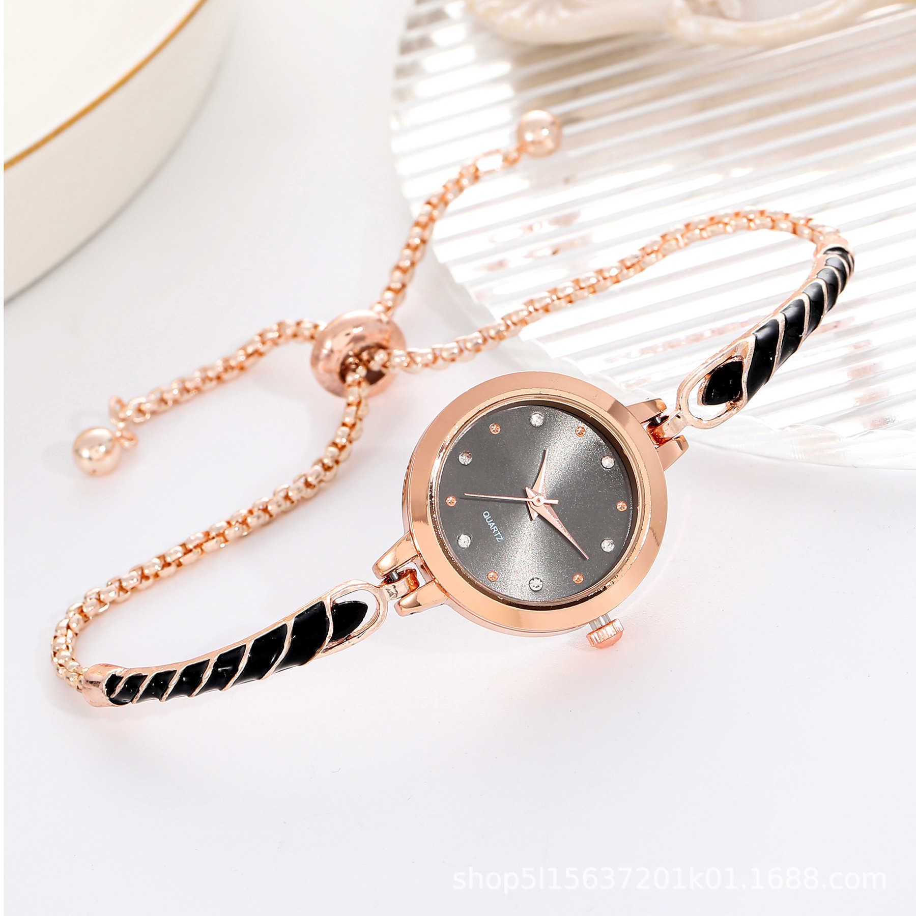 2024 New Fashion Diamond Set Round Womens Watch with Free Adjustment Bracelet and Quartz Watch for Women W250212