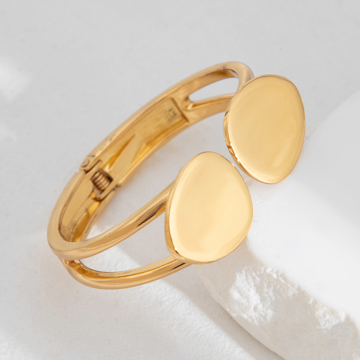 Woman fashion Jewelry Circular Alloy with Irregular Smooth Surface and Wave designer Bracelet Set