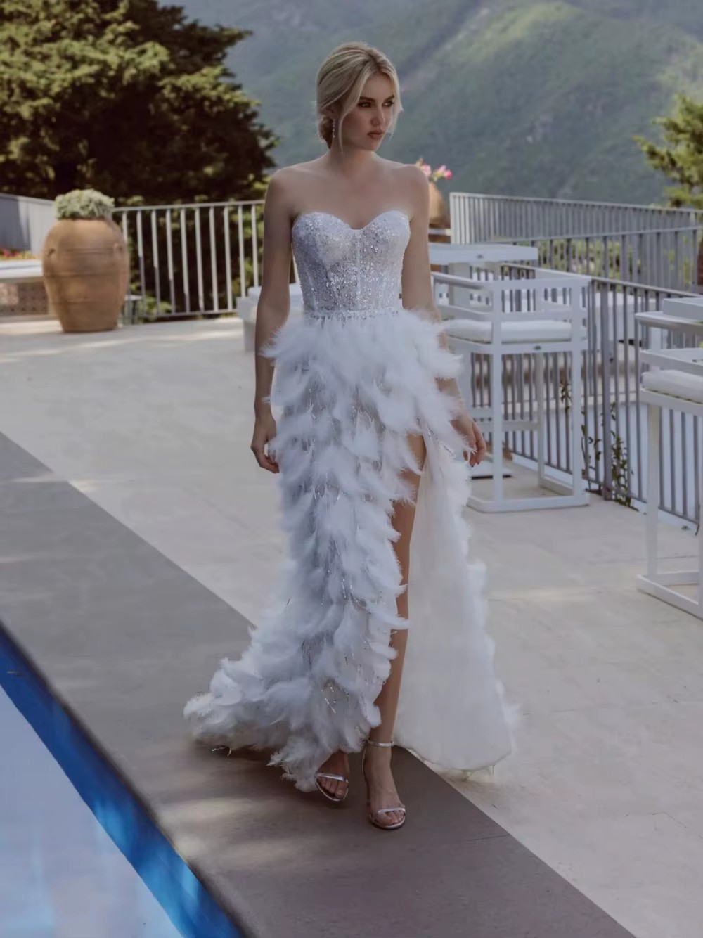 Fashion Evening Dresses For Women Sweetheart Neck Strapless Sleeveless Gown Sequins Feather Split Side Sweep Train Customized Dress