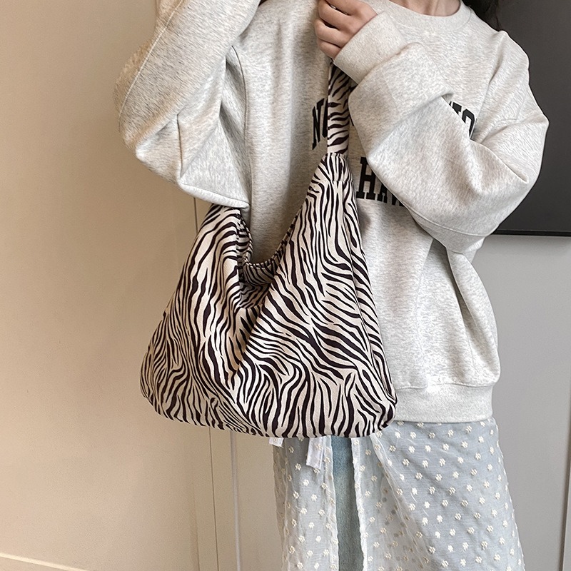 Fashionable Large Leisure Tote - Versatile Shoulder Bag Ideal for Spring Outings
