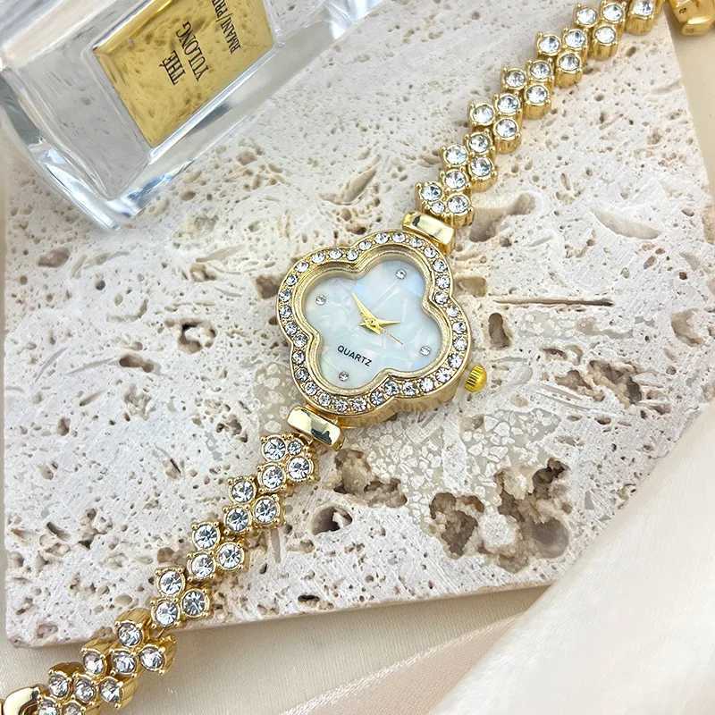 Womens Watch Brand Diamond Set Luxury Bracelet Watch Fashionable and Elegant Quartz Clock Reloj V127XJ250213