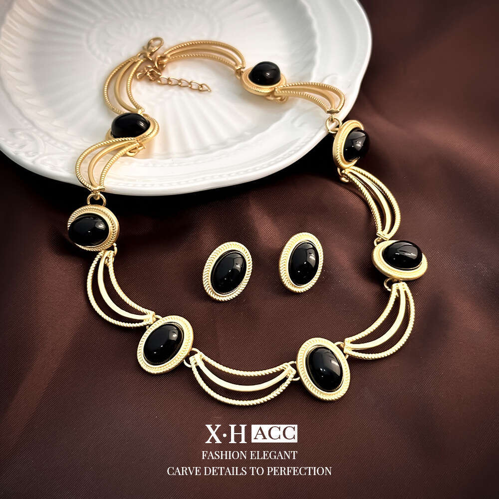 Hot Designer necklace for women earrings necklace set designer jewelryRetro oval black gemstone earrings court style collarbone chain versatile design