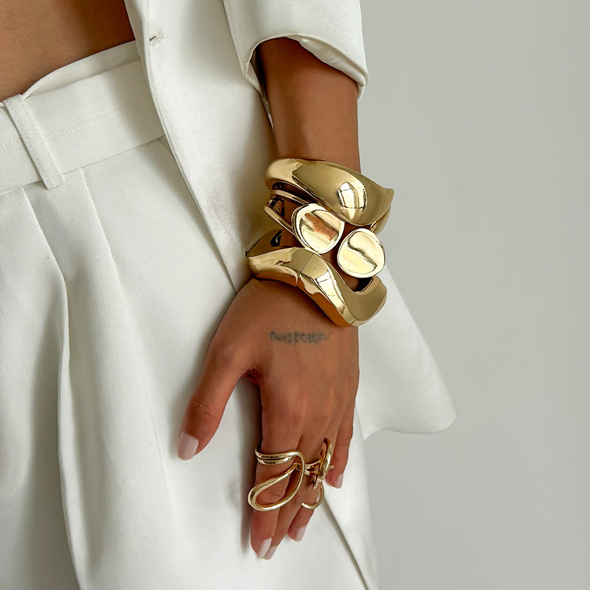 Woman fashion Jewelry Circular Alloy with Irregular Smooth Surface and Wave designer Bracelet Set