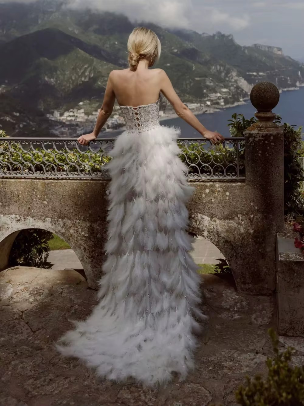 Fashion Evening Dresses For Women Sweetheart Neck Strapless Sleeveless Gown Sequins Feather Split Side Sweep Train Customized Dress