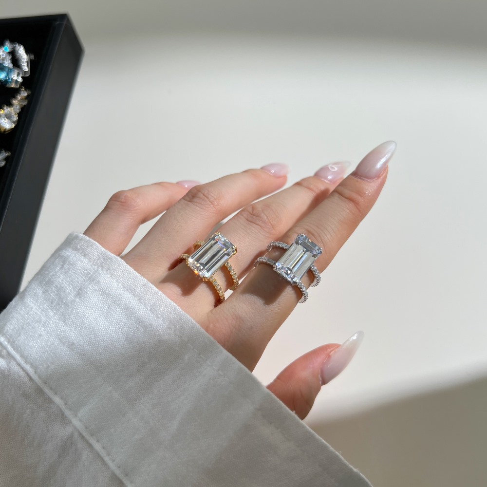 2025 Ins Top Sell Wedding Rings Luxury Jewelry 100% Real 925 Sterling Silver Gold Fill Emerald Cut White Moissanite Diamond Party Women Bridal Ring Gi