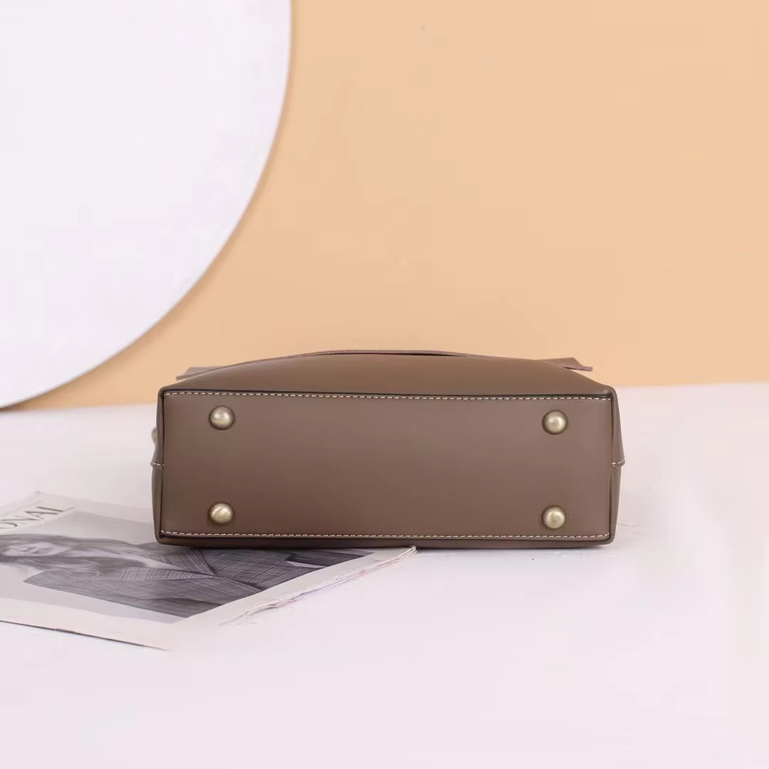 Women's Cowhide Handbag High Quality Large Capacity Soft Leather Envelope Crossbody Fashion Ladies Commuter Bag